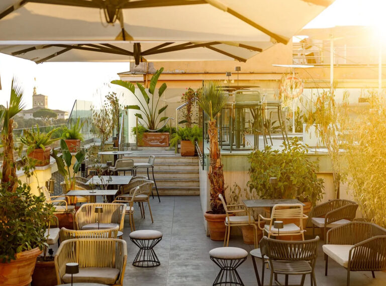 ORGANIC SKY GARDEN & ROOFTOP POOL – Un rifugio urbano.