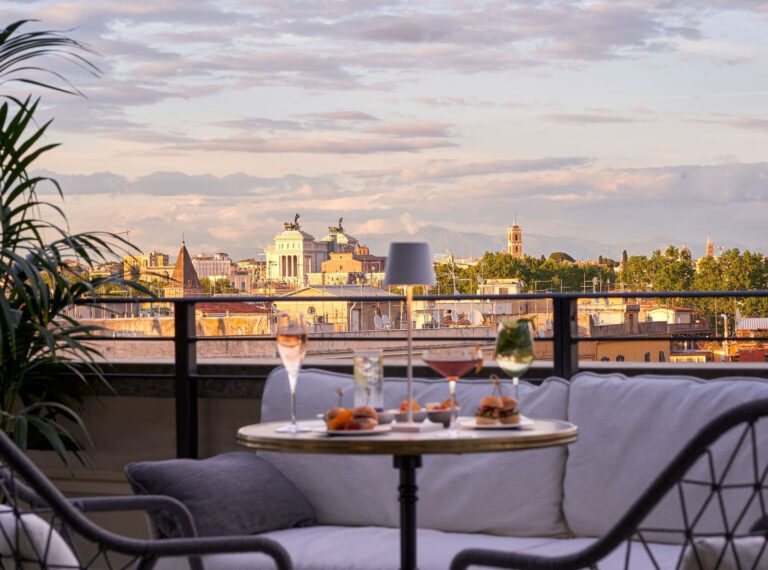 VISTA TRASTEVERE ROOF BAR & RESTAURANT BY “UNA CUCINA”- nella terrazza di UNAHOTELS Trastevere Roma.